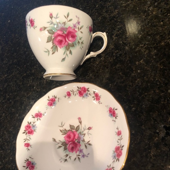 Set of two! Vintage Queen Anne “Ring of Roses” Bone China Cup and Saucer - 8186 - Picture 4 of 8